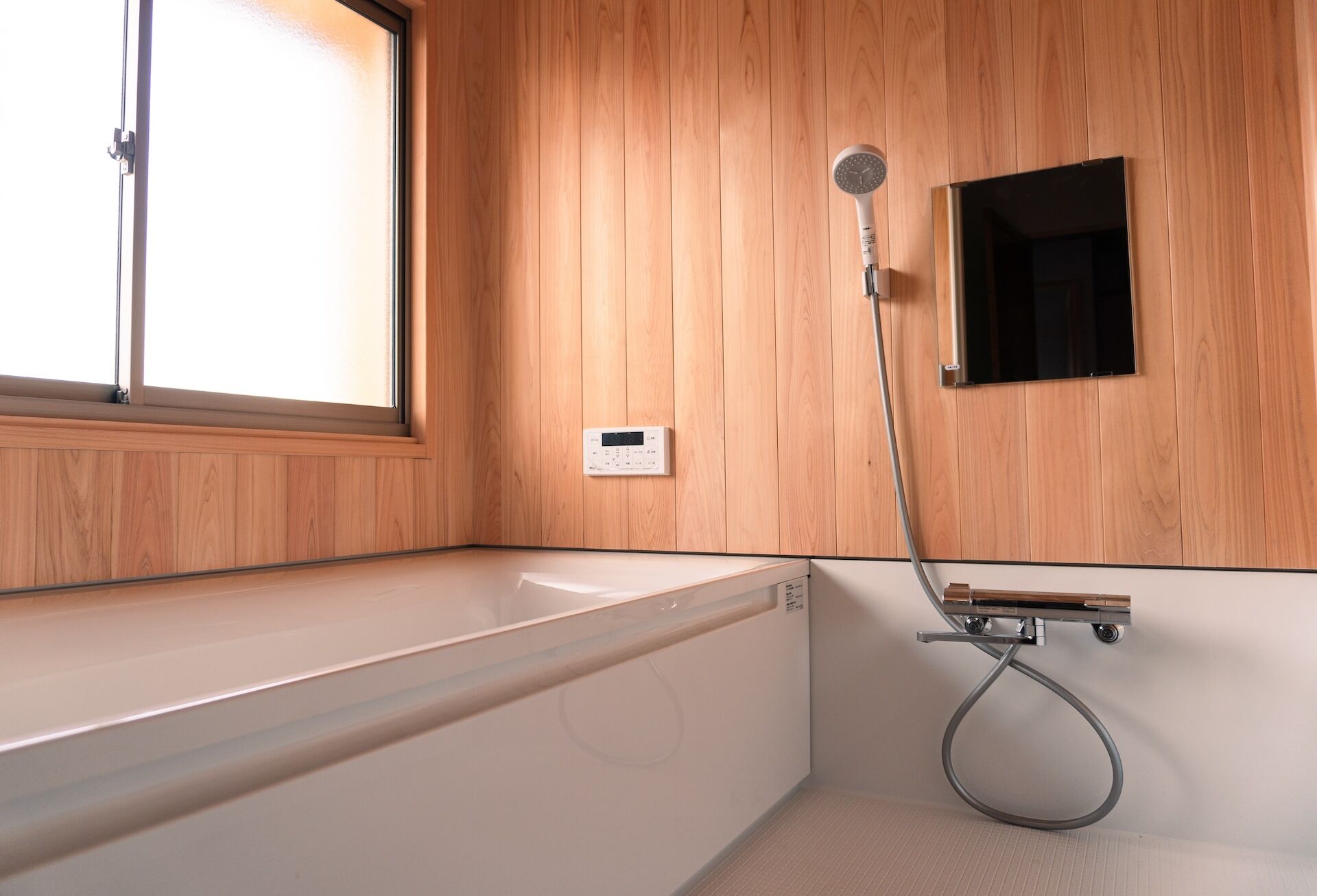 木の温もりあるバスルーム