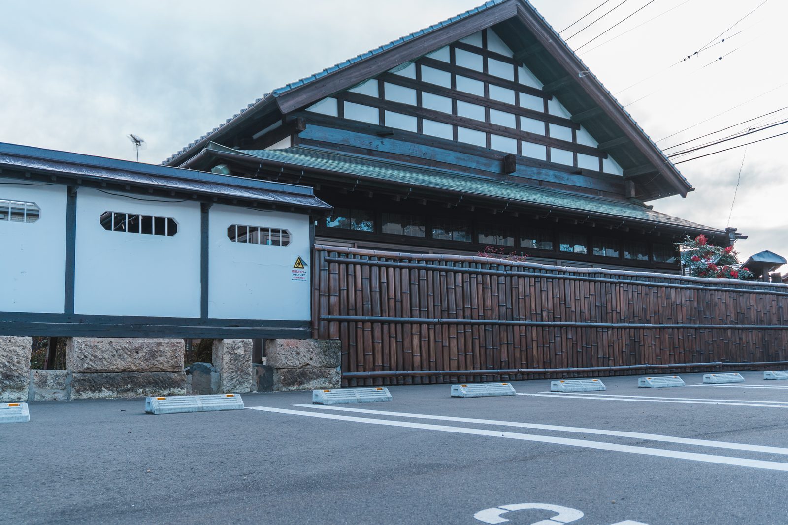 MARUKI Saifuku seen from the street