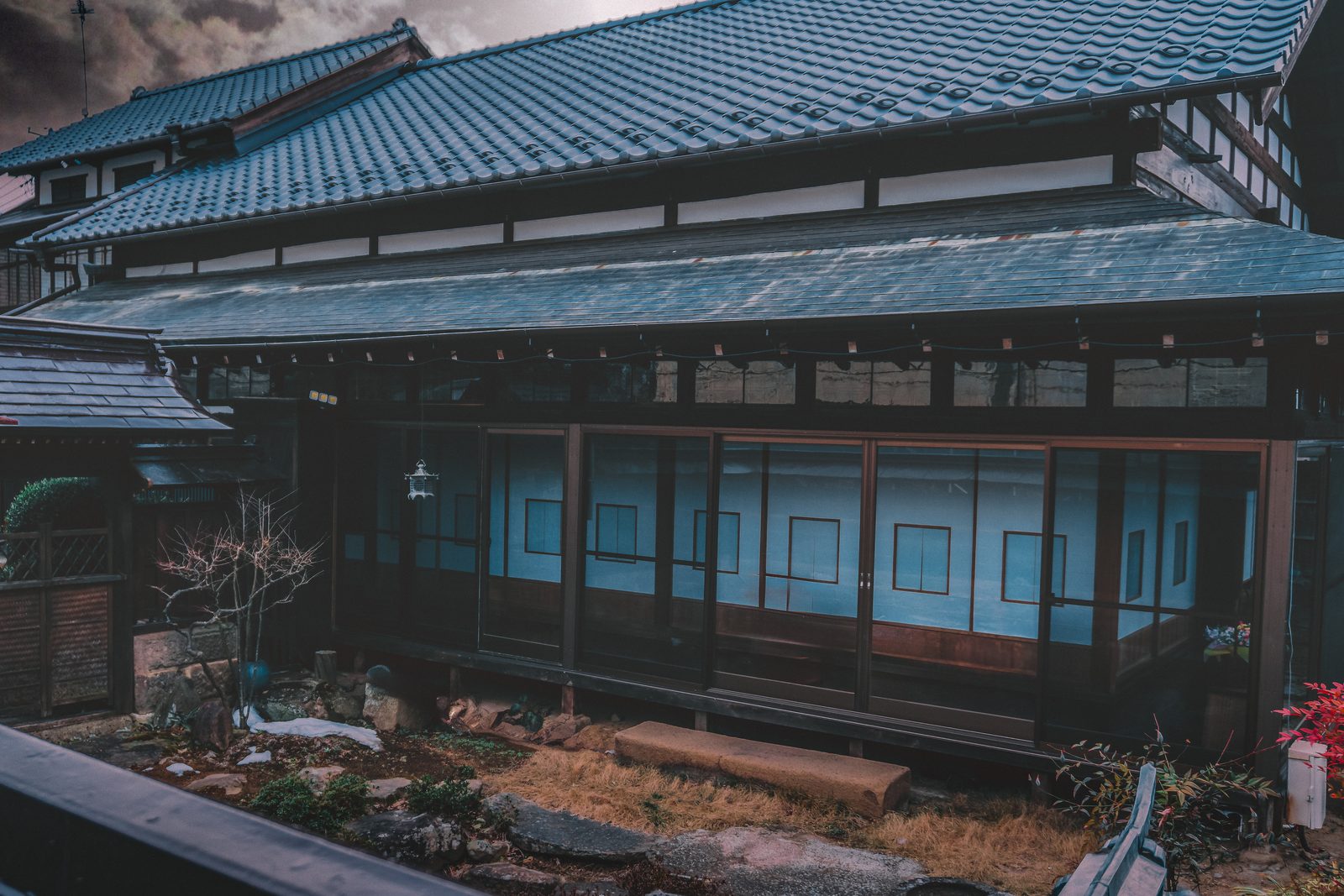 瓦屋根と黒格子が続くMARUKI齋福の全景