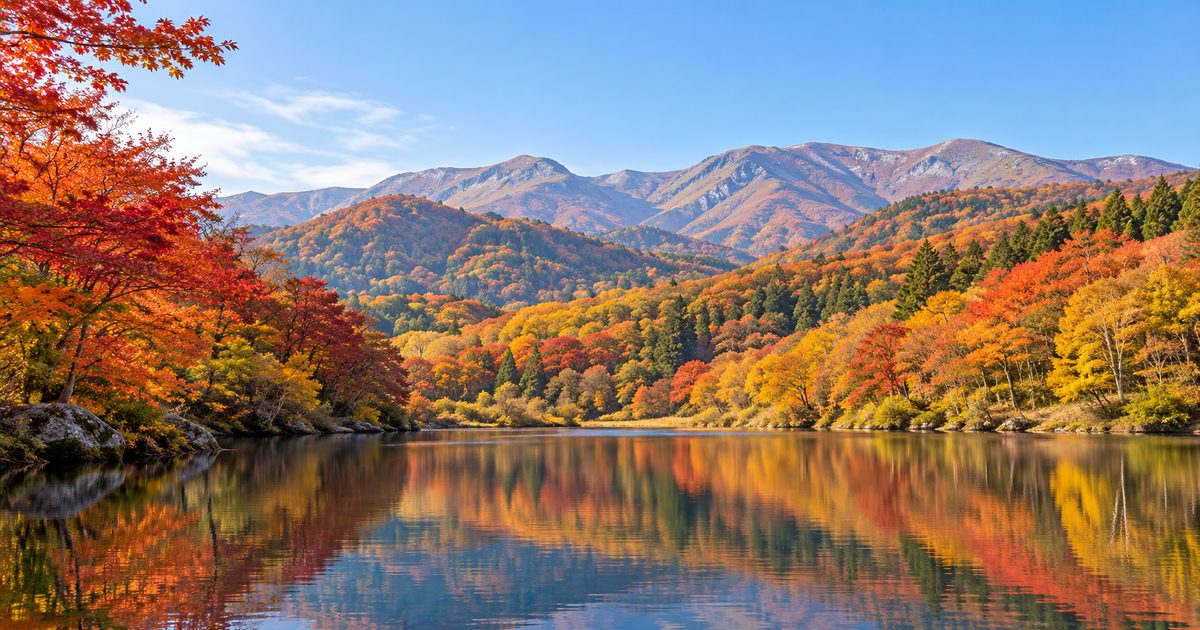 紅葉山景倒映在湖面上的示意圖