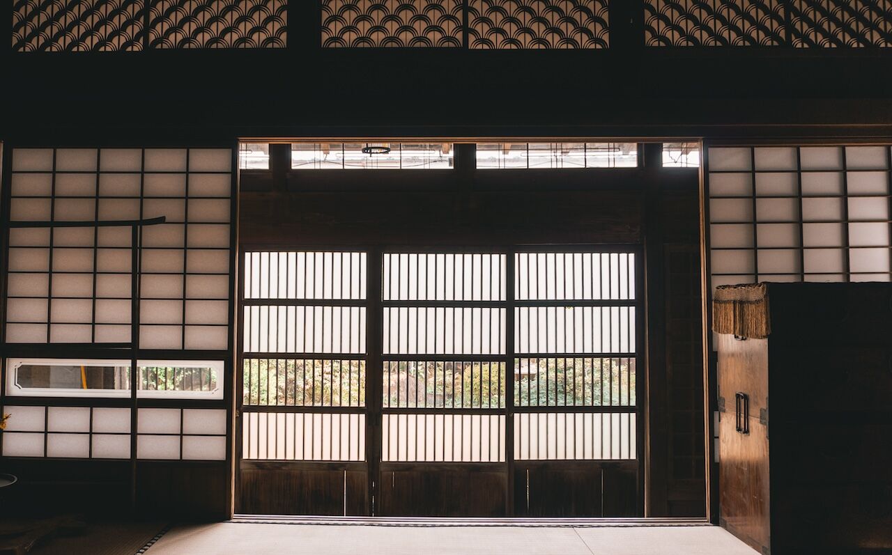 玄関から室内を望む 格子と障子